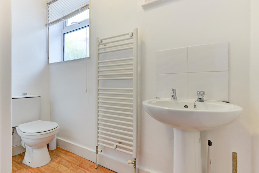 Bright, tidy bathroom with a pedestal sink, WC ...