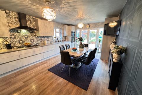 3 bedroom detached bungalow for sale, Wadhurst Avenue, Luton, Beds, LU3 1UH