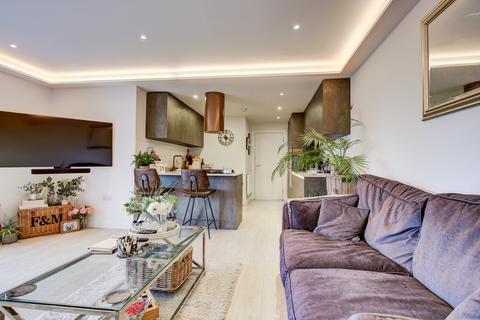 2 bedroom flat for sale, London Road, Leigh-on-sea, SS9