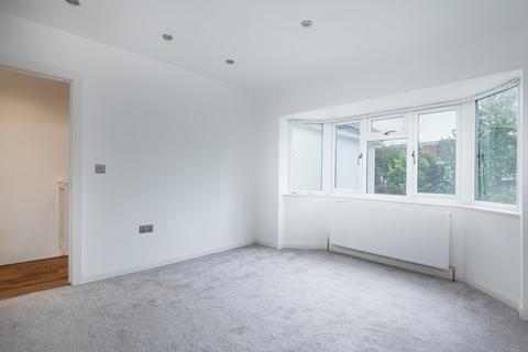 3 bedroom flat to rent, Hillside Crescent, Harrow HA2