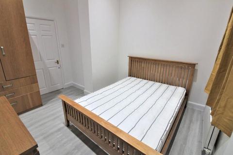 2 bedroom apartment to rent, Pennington Drive, London, N21