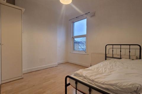 2 bedroom flat to rent, Crescent Road, Plaistow, E13 0LU
