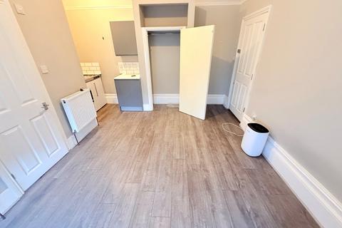 Studio to rent, Hampden Road, Turnpike Lane