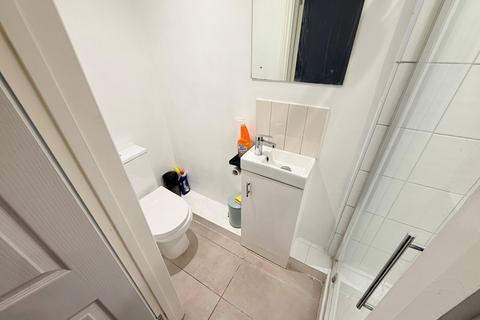 Studio to rent, Hampden Road, Turnpike Lane