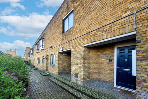 Studio to rent, Broadwood Terrace, South Kensington, London, W8