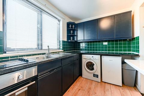 Studio to rent, Broadwood Terrace, South Kensington, London, W8