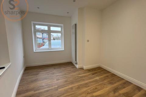 3 bedroom maisonette to rent, North Gardens, London