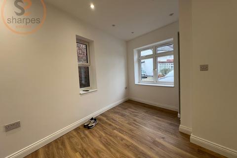 3 bedroom maisonette to rent, North Gardens, London