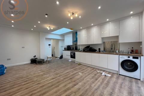 3 bedroom maisonette to rent, North Gardens, London