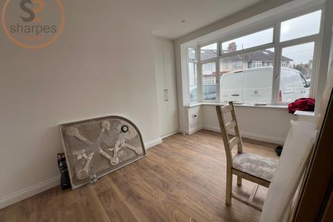 3 bedroom maisonette to rent, North Gardens, London