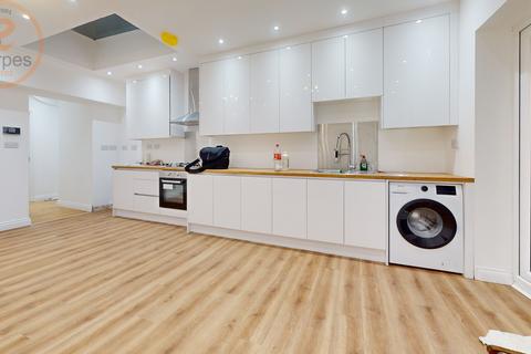 3 bedroom maisonette to rent, North Gardens, London