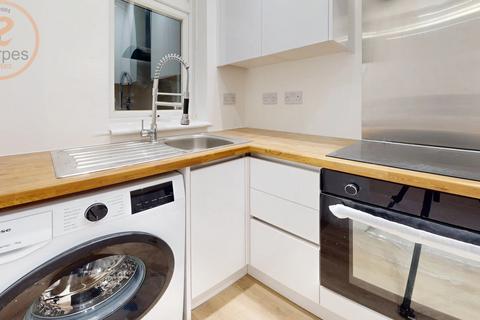 2 bedroom maisonette to rent, North Gardens, London