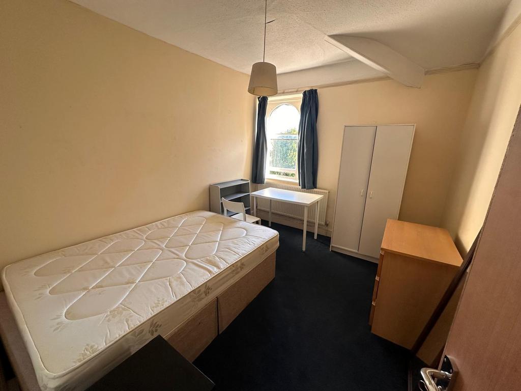 Bright single bedroom with a comfortable divan ...