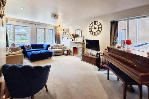 5 bedroom detached house for sale, Coleridge Avenue, Yateley, Hampshire
