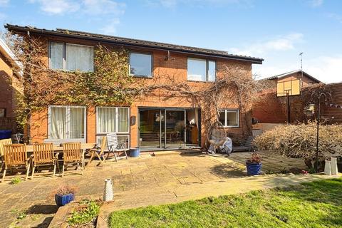 5 bedroom detached house for sale, Coleridge Avenue, Yateley, Hampshire