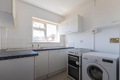 2 bedroom flat to rent, Dochdwy Road, Penarth CF64