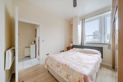 2 bedroom flat to rent, Calderwood Street, Woolwich, SE18