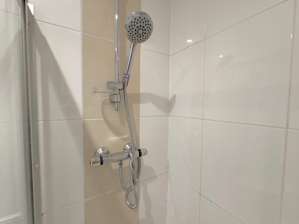 Bed 1 ensuite shower