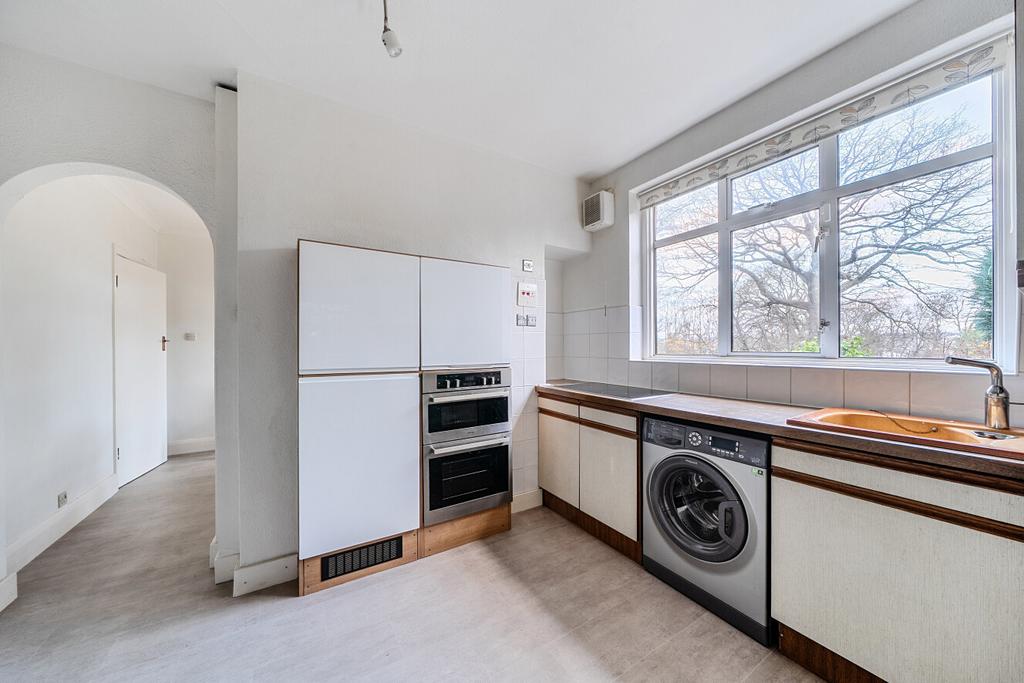 1392770-3-693adbb...