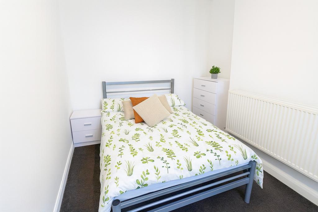 A bright and well-maintained double bedroom fea...