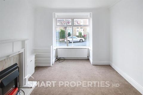 3 bedroom end of terrace house to rent, Lynndale Avenue, Huddersfield HD2