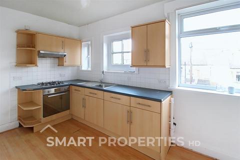 3 bedroom end of terrace house to rent, Lynndale Avenue, Huddersfield HD2