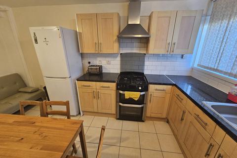 3 bedroom terraced house to rent, London SW2