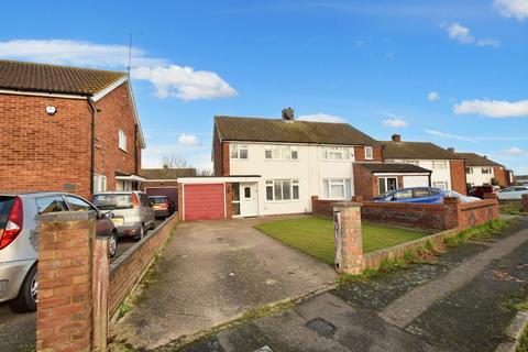 3 bedroom property to rent, Finmere Crescent, Aylesbury HP21