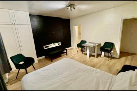 Studio to rent, Westbourne Terrace, London, W2