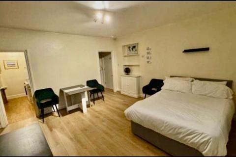 Studio to rent, Westbourne Terrace, London, W2