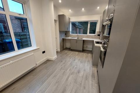 3 bedroom semi-detached house to rent, Park Road, Prestwich