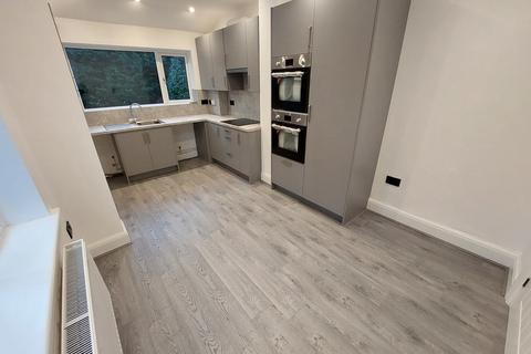 3 bedroom semi-detached house to rent, Park Road, Prestwich