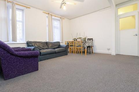 3 bedroom flat in Edgware HA8 0RP