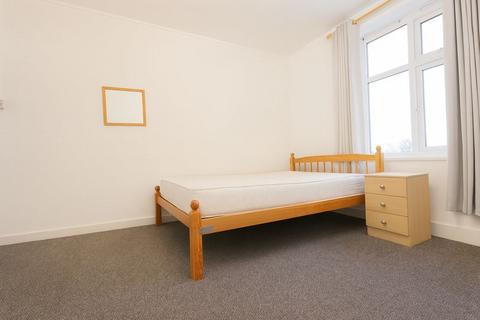 undefined, 3 bedroom flat in Edgware HA8 0RP