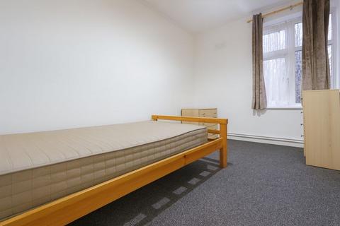 undefined, 3 bedroom flat in Edgware HA8 0RP