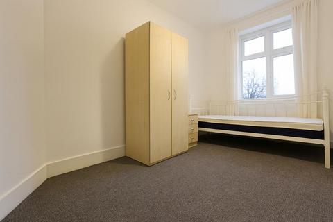 undefined, 3 bedroom flat in Edgware HA8 0RP