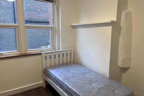 Studio to rent, Ballards Lane, Finchley Central N3
