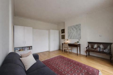 Studio to rent, Frognal, Hampstead, NW3