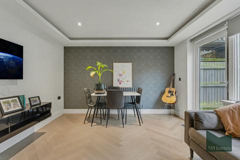 2 bedroom apartment for sale, Gaudin Court, Elland Close