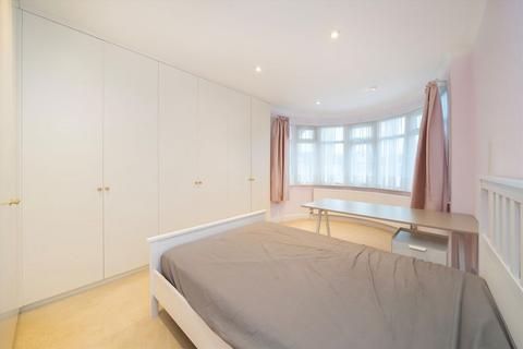 4 bedroom semi-detached house to rent, Hendale Avenue, London NW4