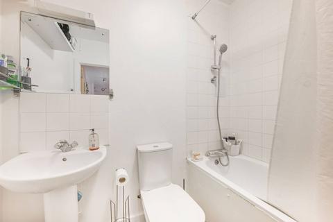 3 bedroom flat to rent, Barking Road, Canning Town, London, E16