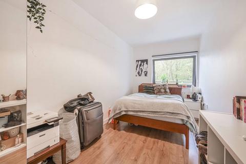 3 bedroom flat to rent, Barking Road, Canning Town, London, E16