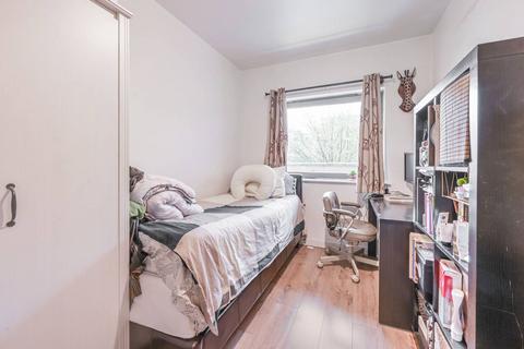 3 bedroom flat to rent, Barking Road, Canning Town, London, E16