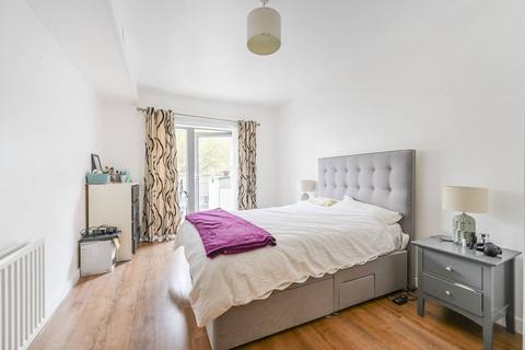 3 bedroom flat to rent, Barking Road, Canning Town, London, E16