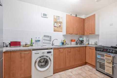 3 bedroom flat to rent, Barking Road, Canning Town, London, E16