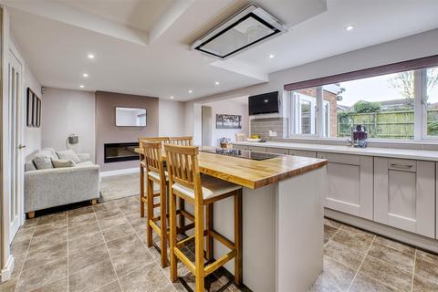 3 bedroom detached house for sale, Holly Road, Rushden