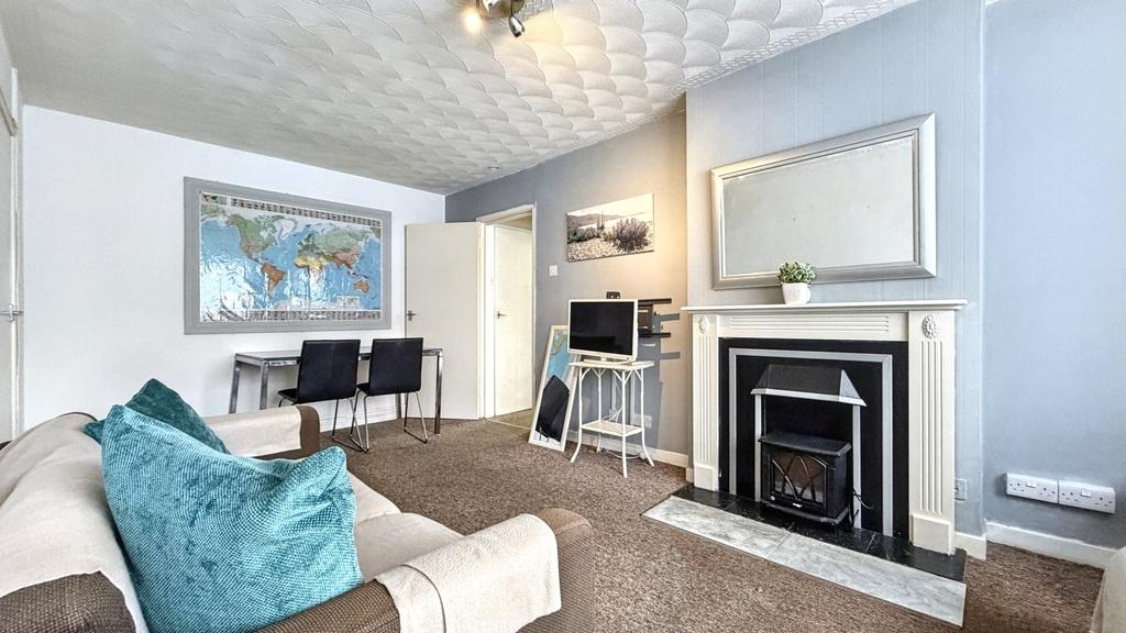Bright, well-presented living room with a featu...