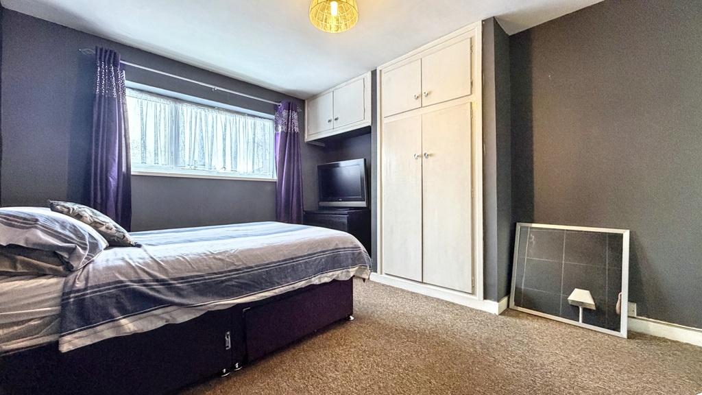 Bright, neatly presented double bedroom with a ...