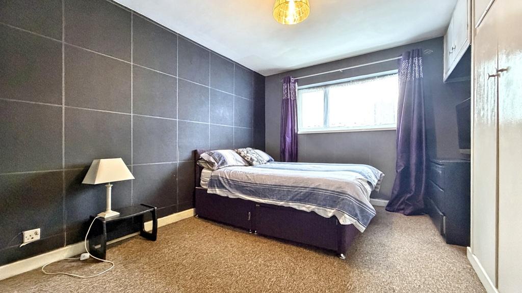 Neat double bedroom with a comfortable double b...