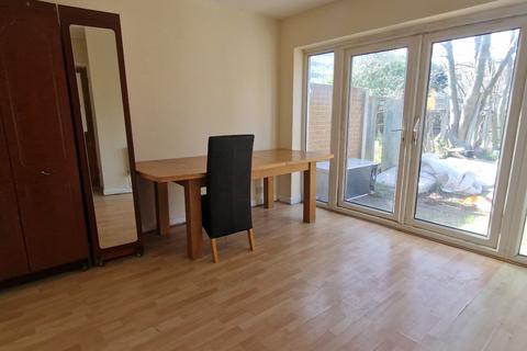 2 bedroom flat to rent, Maldon Close, London